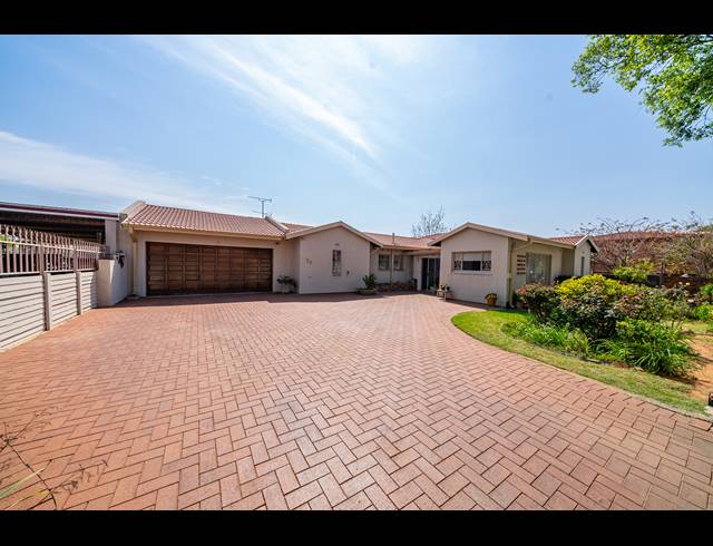 4 BEDROOM FREESTANDING FOR SALE IN DALPARK EXT 11